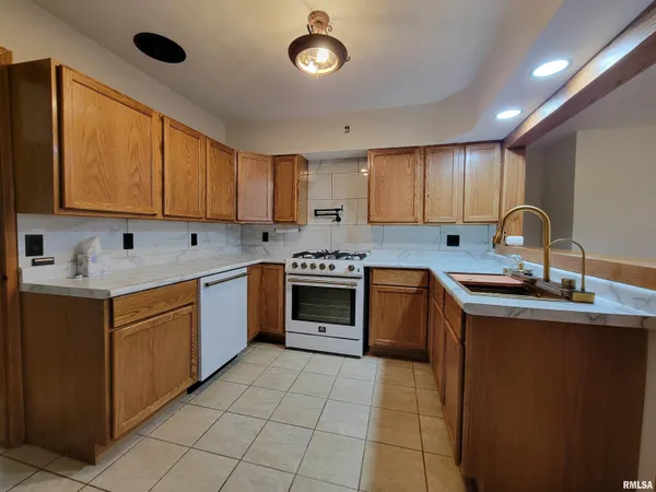 $179,900 | 1102 Coolidge Avenue, Pekin, IL 61554