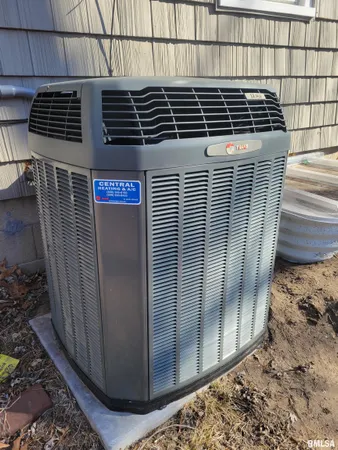 $169,000 | 1102 Coolidge Avenue, Pekin, IL 61554