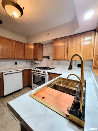 $169,000 | 1102 Coolidge Avenue, Pekin, IL 61554