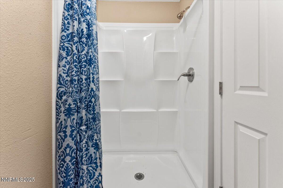 17570 Thrush Lane Reno, NV 89508 - Photo 19 of 30 a bathroom with a shower