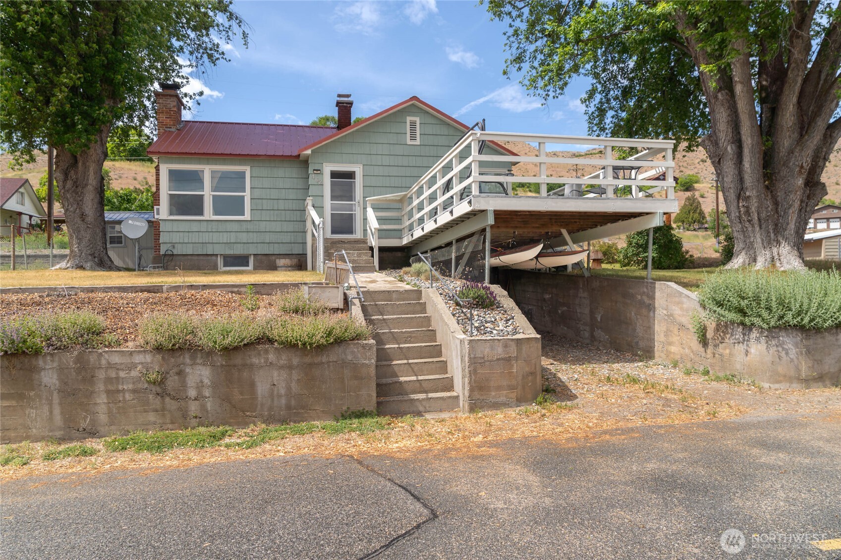 462 Beach Street Pateros, WA 98846 - Photo 28 of 30 front view of a house with a yard