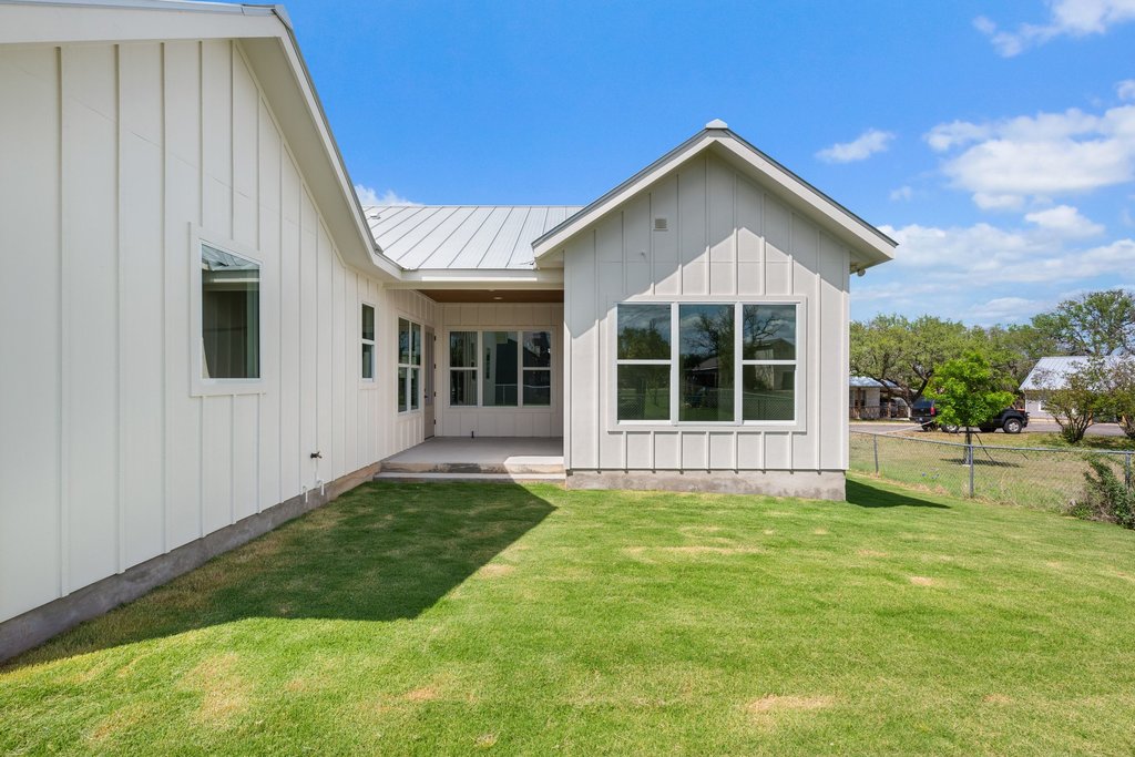 501 Ranchview Drive Johnson City, TX 78636 - Photo 7 of 28 a view of a house with backyard and garden