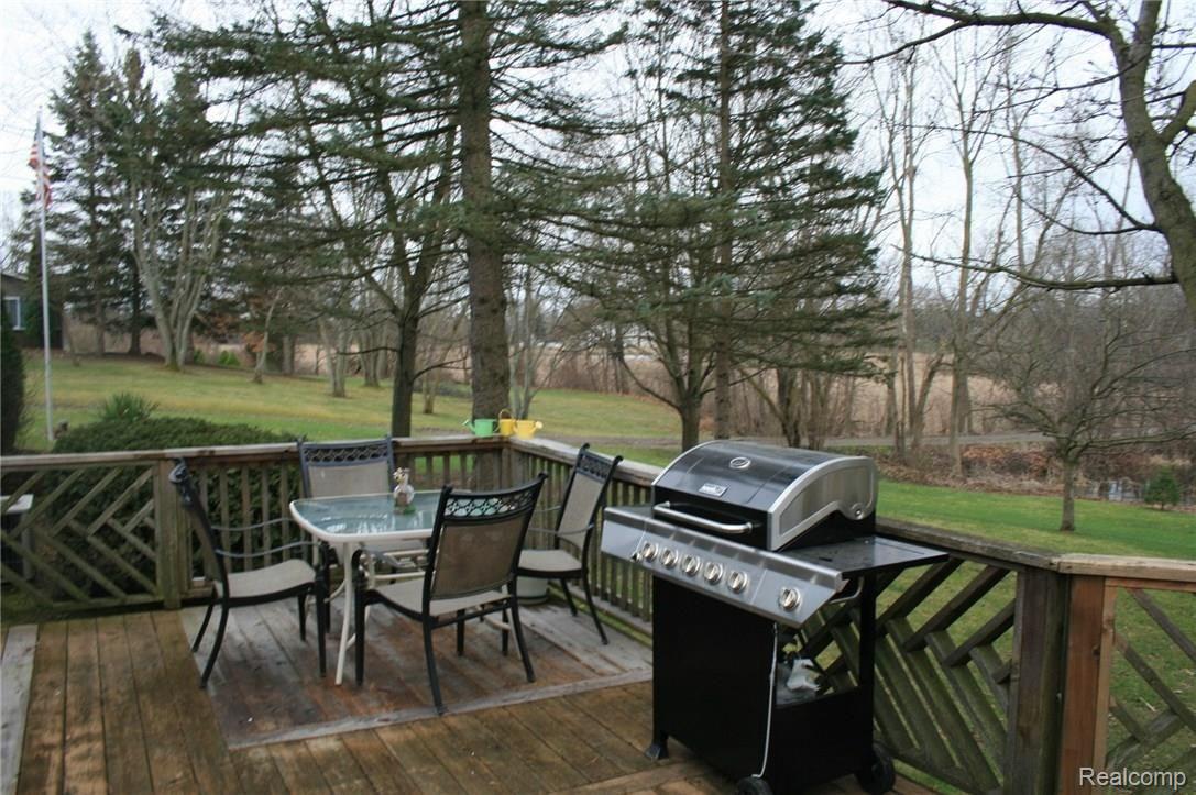 9663 Peer Road South Lyon, MI 48178 - Photo 5 of 18 3 deck.jpg