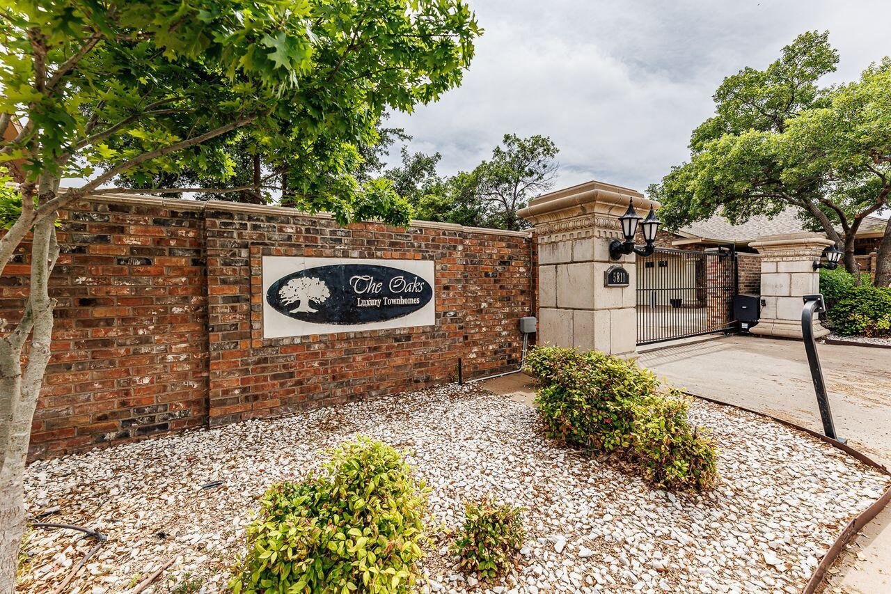 5811 11th Place, Unit 9 Lubbock, TX 79416 - Photo 4 of 50 a backyard of a house with lots of green space