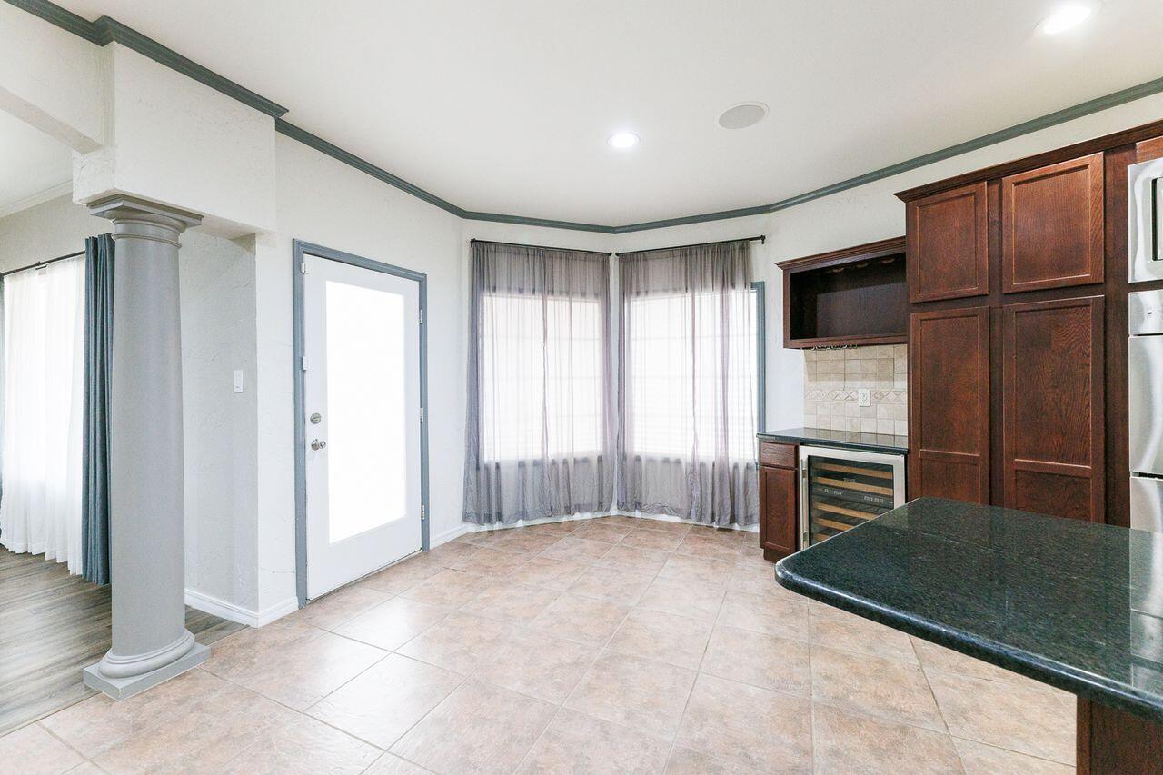 5811 11th Place, Unit 9 Lubbock, TX 79416 - Photo 9 of 50 a view of livingroom with furniture and windows