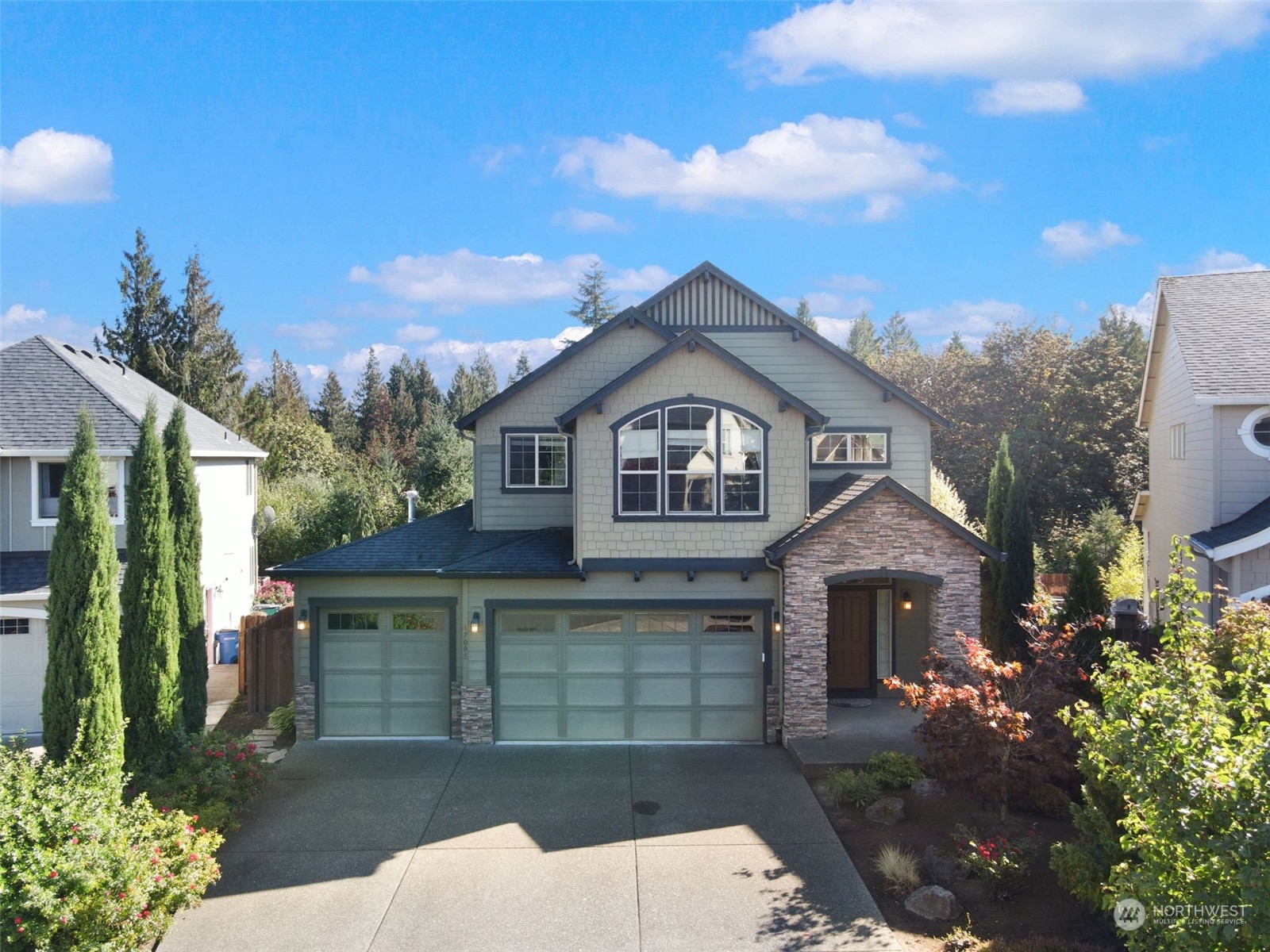 17005 Northeast 33rd Avenue Ridgefield, WA 98642 - Photo 38 of 38 a front view of a house with garden