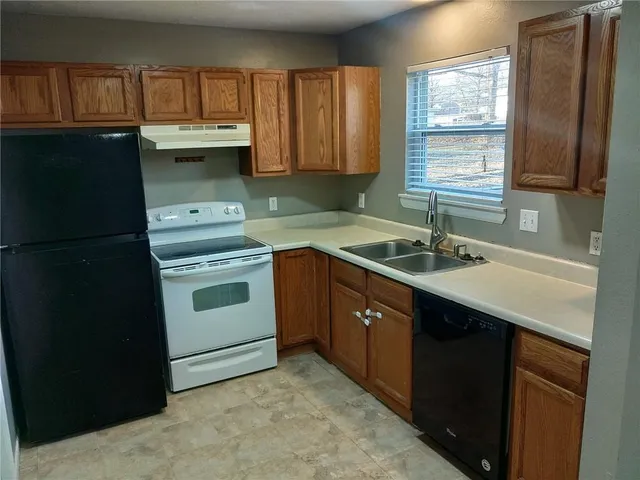 $305,000 | 304 East Ottawa Street, Paola, KS 66071