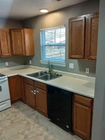 $305,000 | 304 East Ottawa Street, Paola, KS 66071