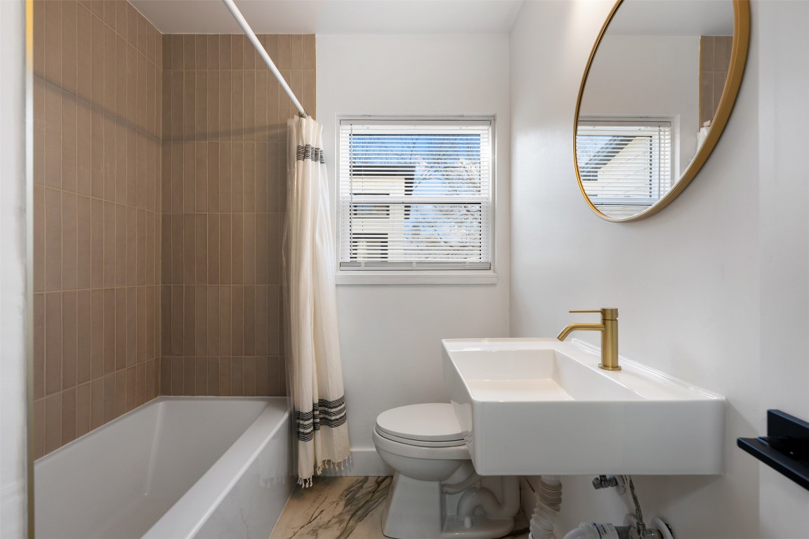 1403 Palo Duro Road Austin, TX 78757 - Photo 23 of 34 a bathroom with a sink toilet and a bathtub