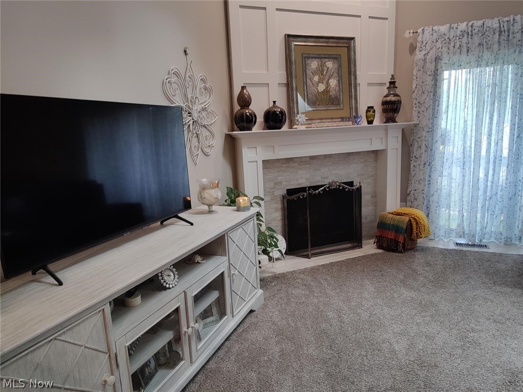 643 Hampton Ridge Drive Akron, OH 44313 - Photo 8 of 27 Living room with gas fireplace