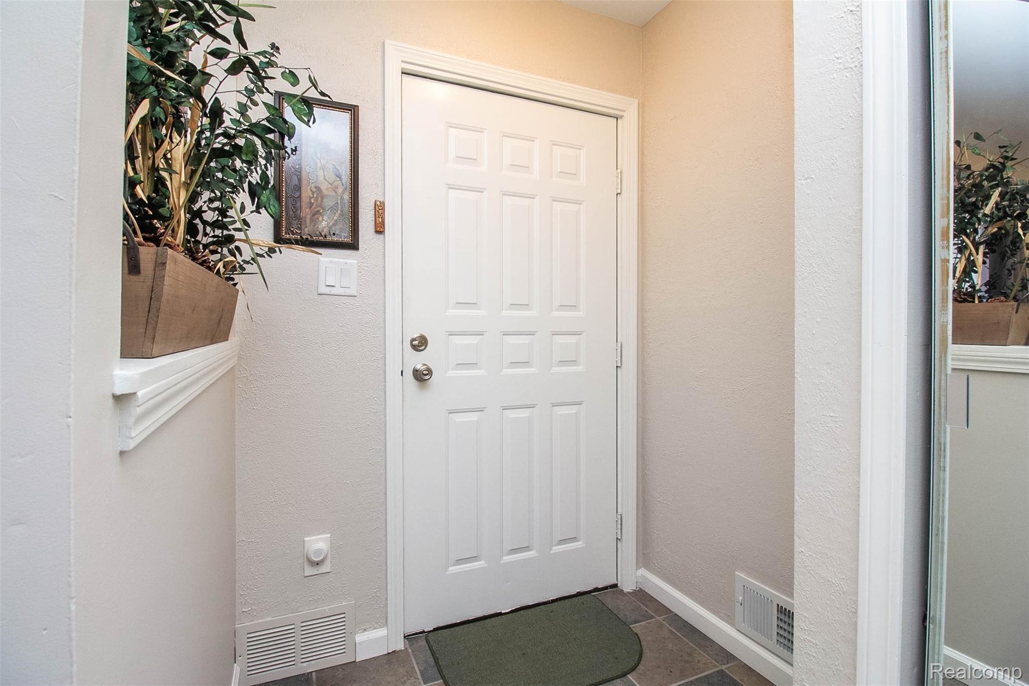 1907 Henbert Road West Bloomfield, MI 48324 - Photo 6 of 33 6.jpg