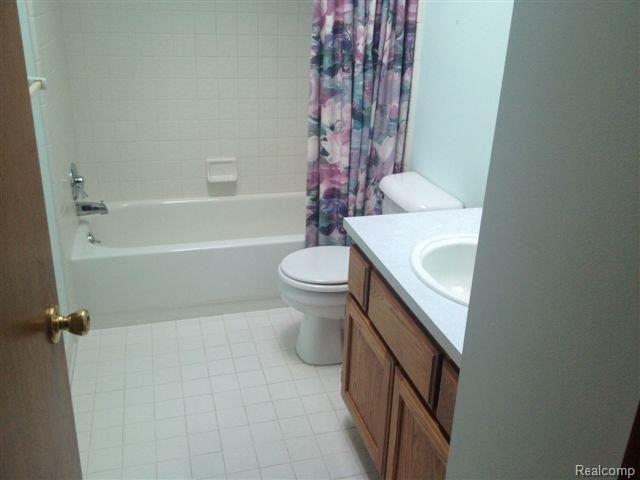 320 Mae Court Romeo, MI 48065 - Photo 14 of 18 320 Mae Ct 017.jpg