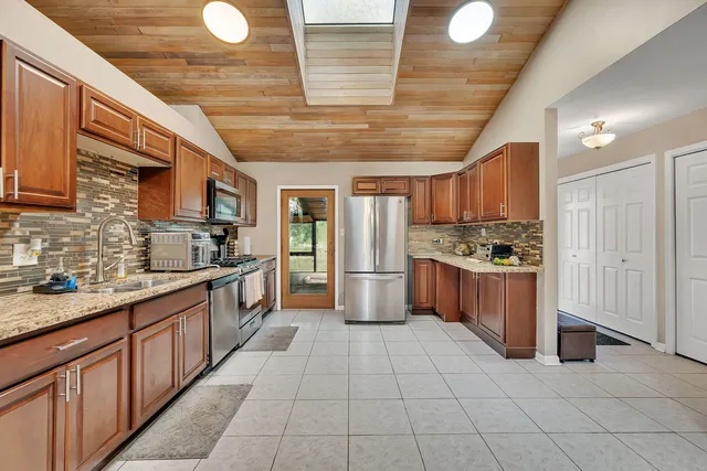 $350,000 | 21400 Lisa Lane, Steger, IL 60475