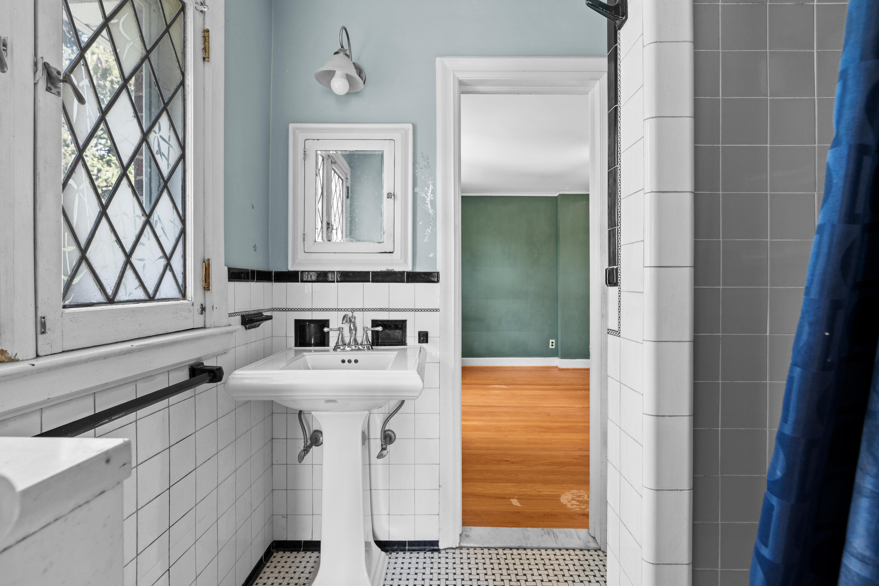 18244 Berg Road Detroit, MI 48219 - Photo 11 of 17 Bathroom