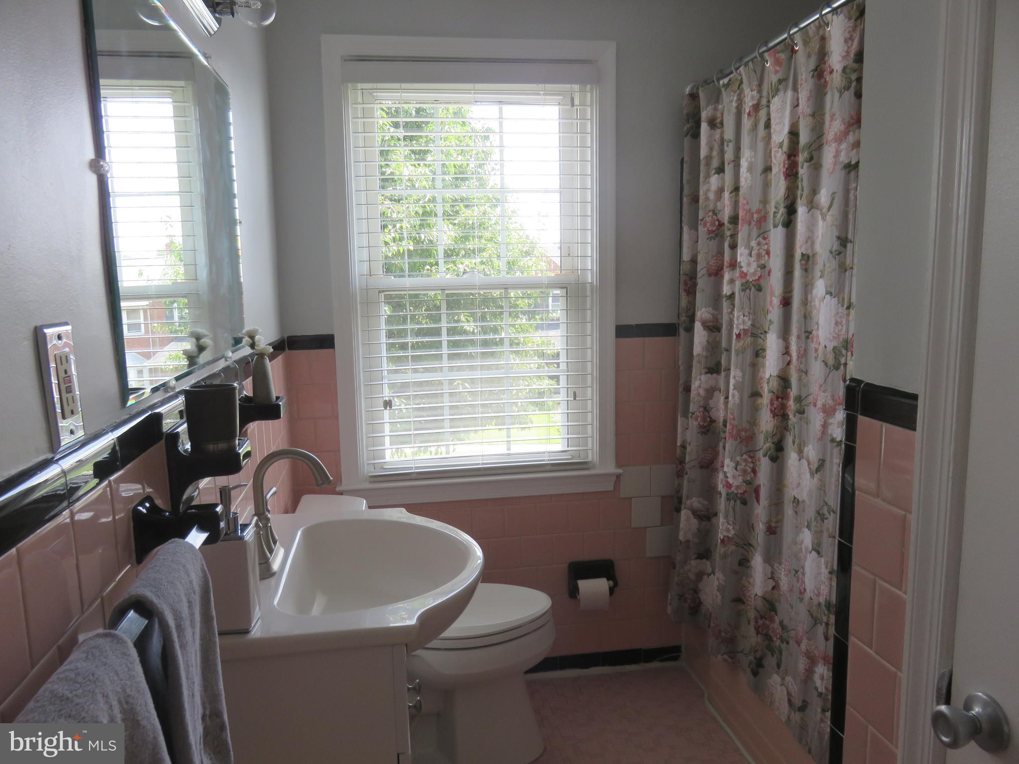 8428 Pleasant Plains Road Baltimore, MD 21286 - Photo 19 of 29 a bathroom with a sink a toilet and tub
