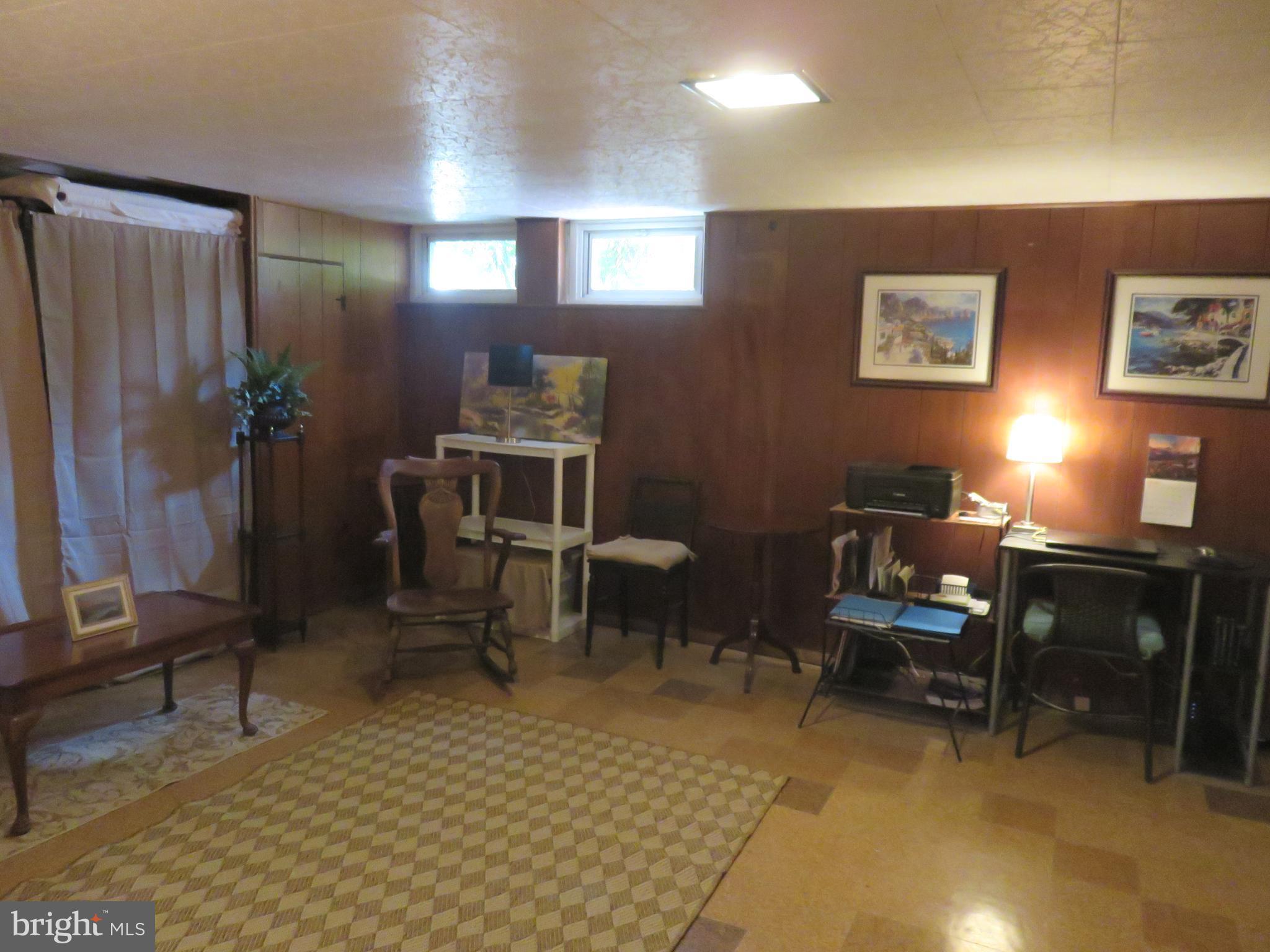 8428 Pleasant Plains Road Baltimore, MD 21286 - Photo 21 of 29 a livingroom with furniture and a potted plant