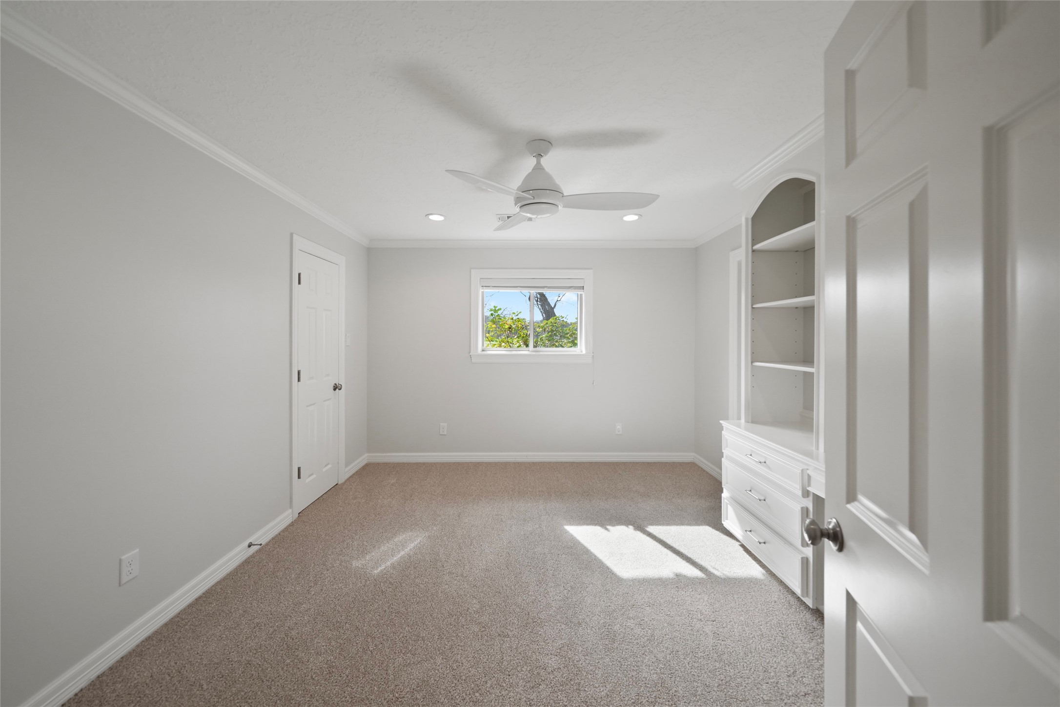 12201 FM 2759 Road Richmond, TX 77469 - Photo 22 of 50 an empty room with windows and closet