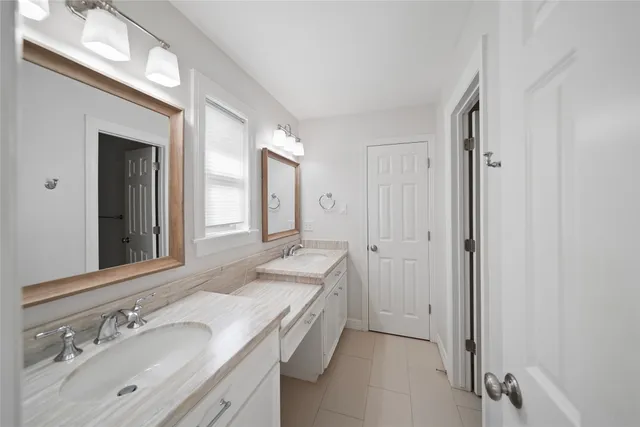 a view of entryway with livingroom