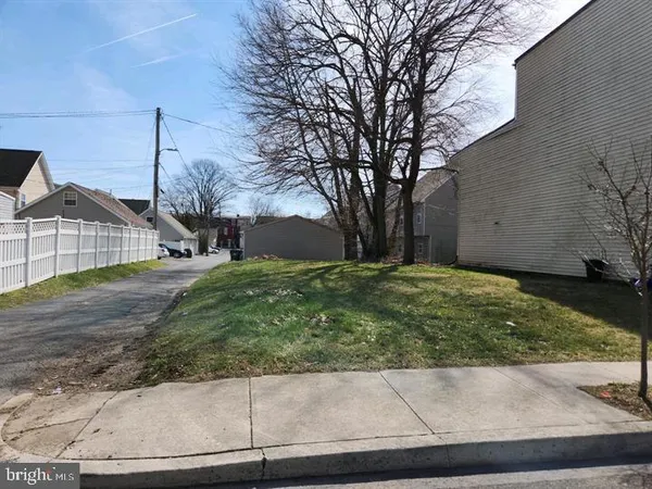 a view of a back yard of the house