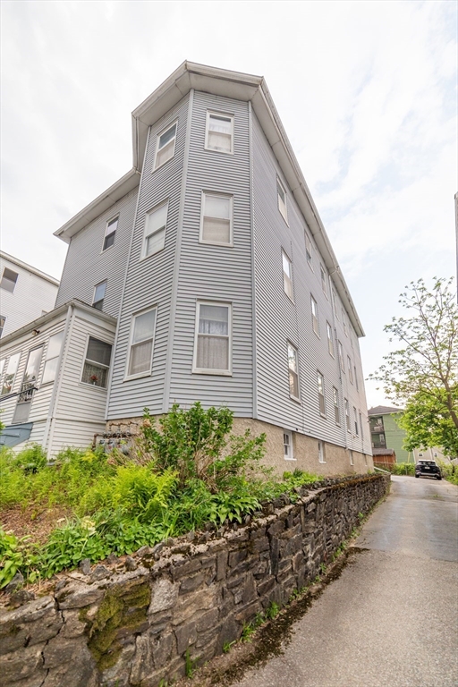 5 Suffield Street Worcester, MA 01610 - Photo 2 of 27
