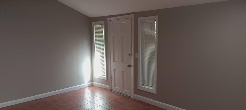 4135 B Hawthorne Avenue, Unit B Dallas, TX 75219 - Photo 3 of 7 Foyer featuring light tile patterned floors and vaulted ceiling