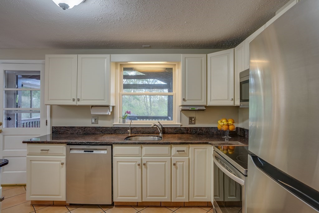 40 Putnam Road Bedford, MA 01730 - Photo 3 of 31 Gallery Image 3