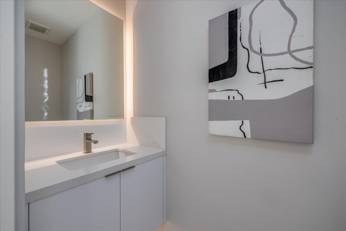 151 Holliday Way Palm Springs, CA 92262 - Photo 31 of 40 31-Half Bath