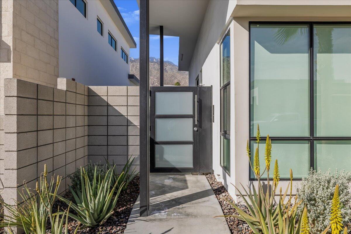 151 Holliday Way Palm Springs, CA 92262 - Photo 4 of 40 04-Exterior Front