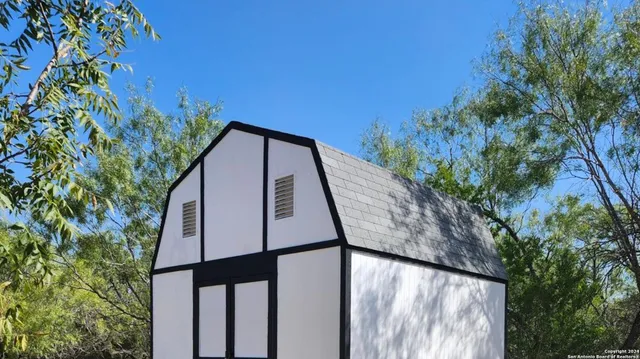 a view of houses with mountain view