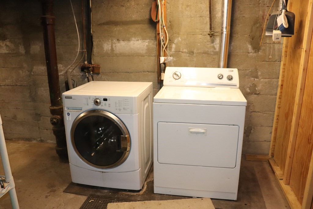 231 Rosewell Street Springfield, MA 01109 - Photo 17 of 24 a utility room with dryer and washer