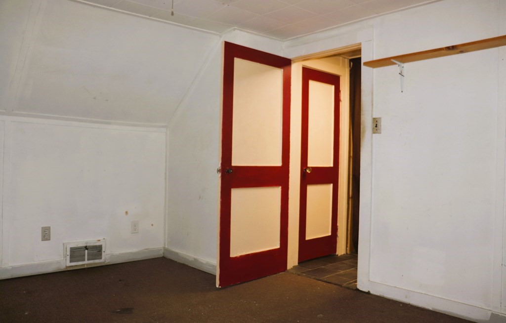 231 Rosewell Street Springfield, MA 01109 - Photo 22 of 24 an empty room with window