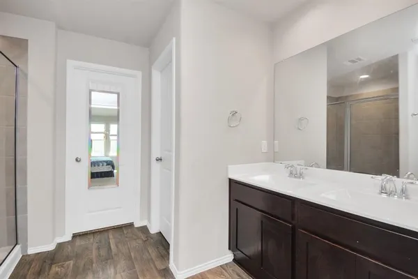 a en suite bathroom with a sink and a mirror