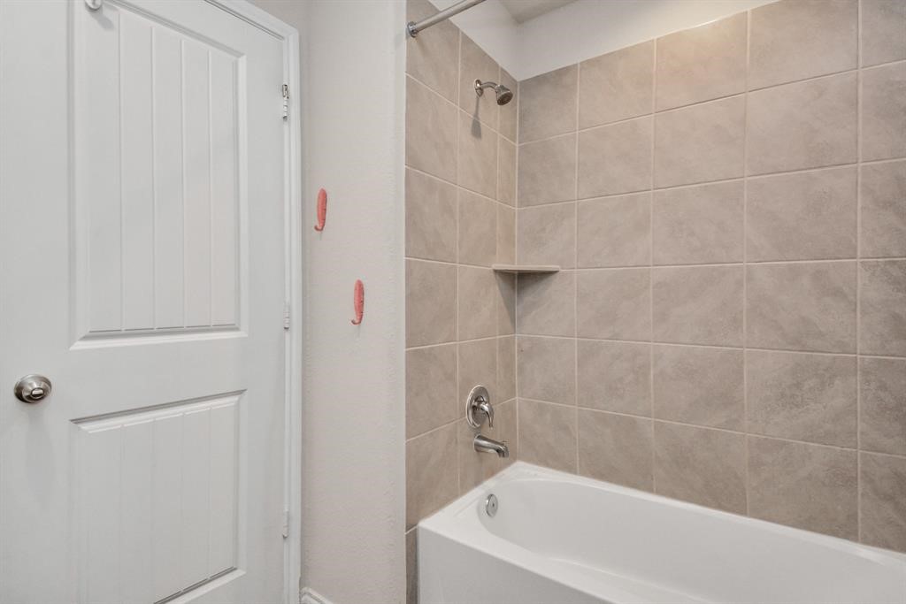 1602 Brownwood Ridge Court Richmond, TX 77469 - Photo 26 of 35 a bathroom with a bathtub