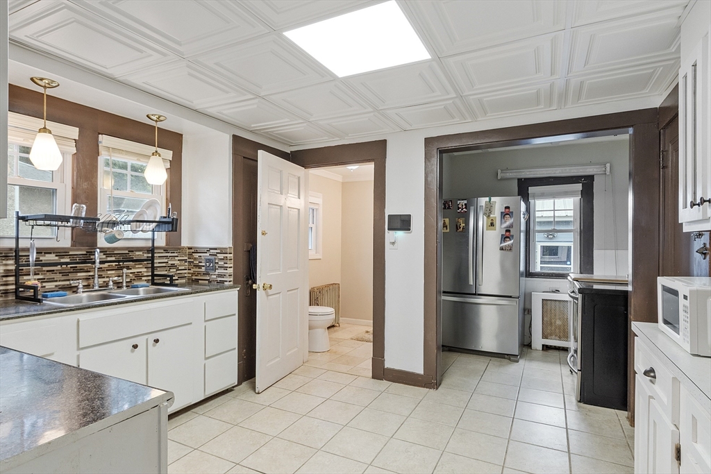 147 Belvidere Street Springfield, MA 01108 - Photo 18 of 35