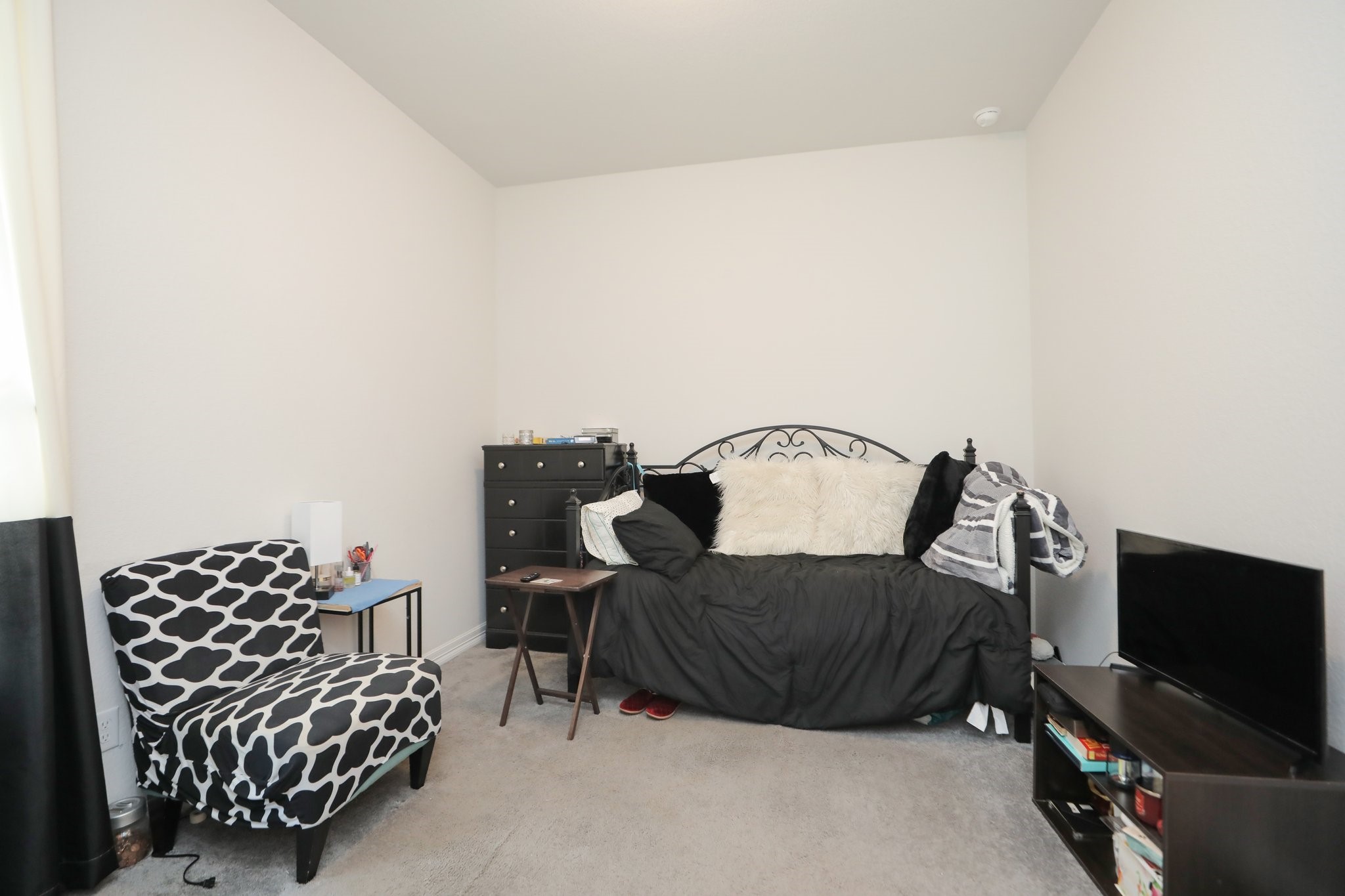 10134 Blythe Street Rosharon, TX 77583 - Photo 11 of 50 a bedroom with a bed and a television