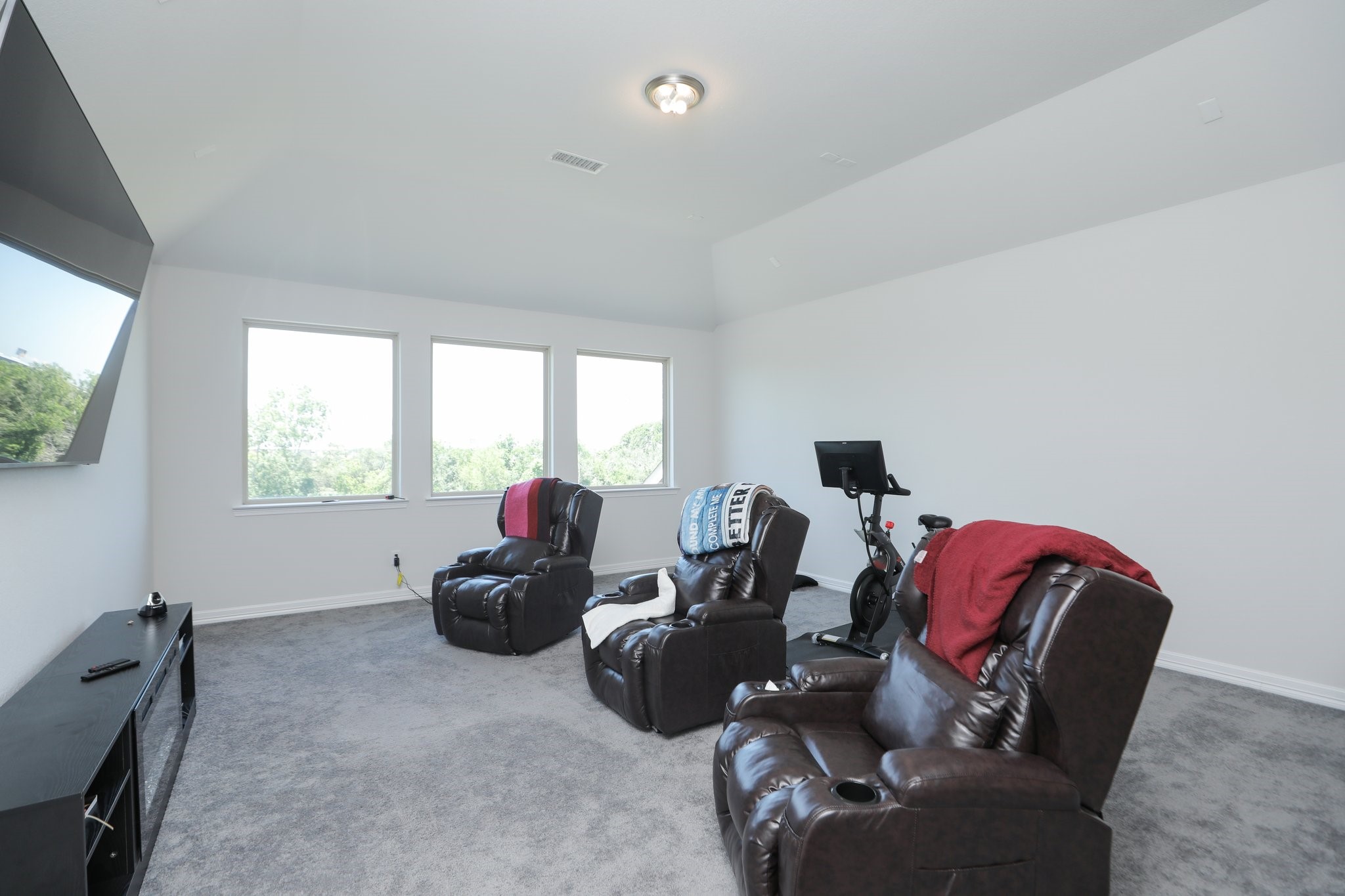 10134 Blythe Street Rosharon, TX 77583 - Photo 29 of 50 a living room with furniture