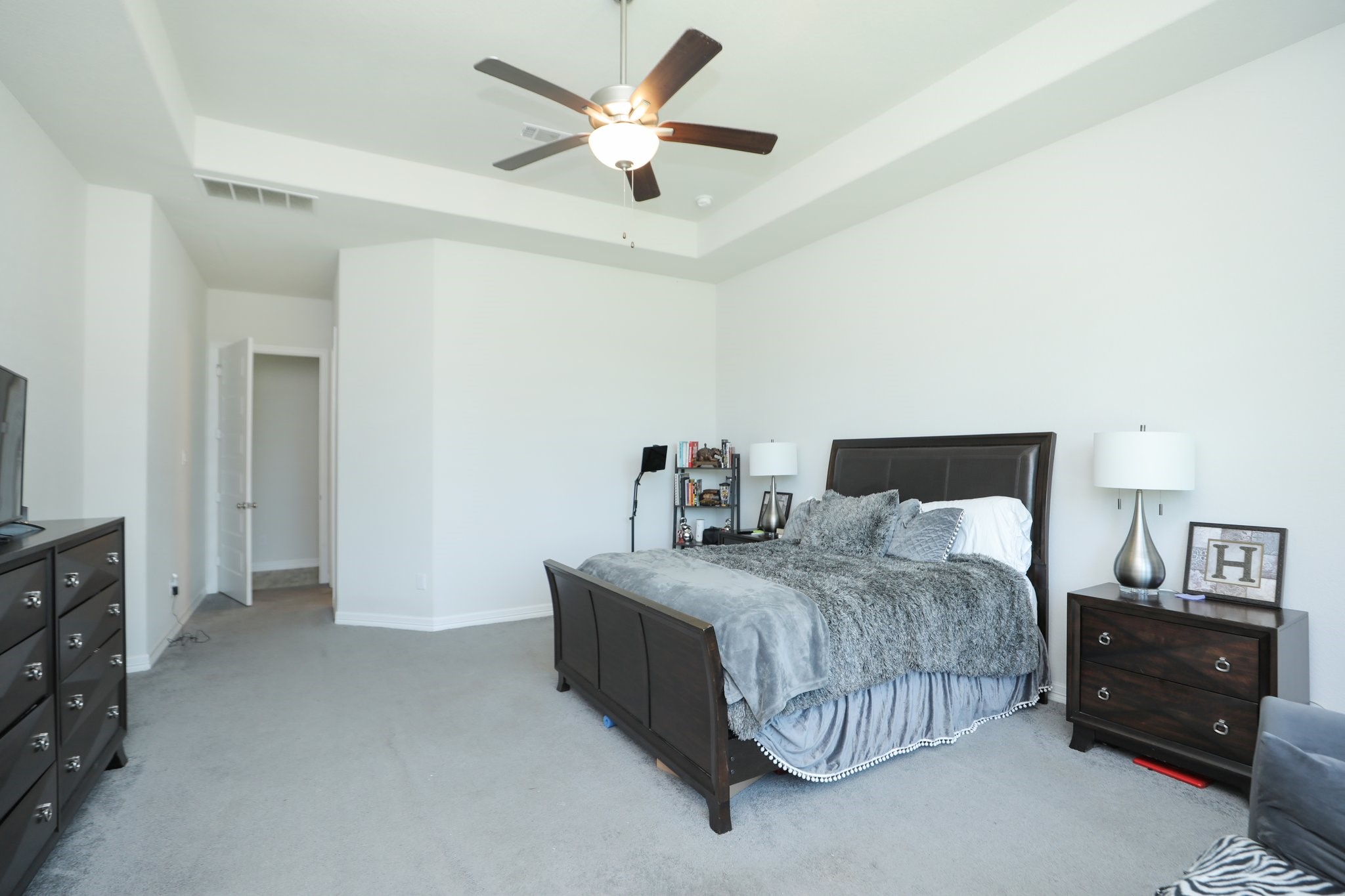 10134 Blythe Street Rosharon, TX 77583 - Photo 41 of 50 a bedroom with a bed and a chandelier