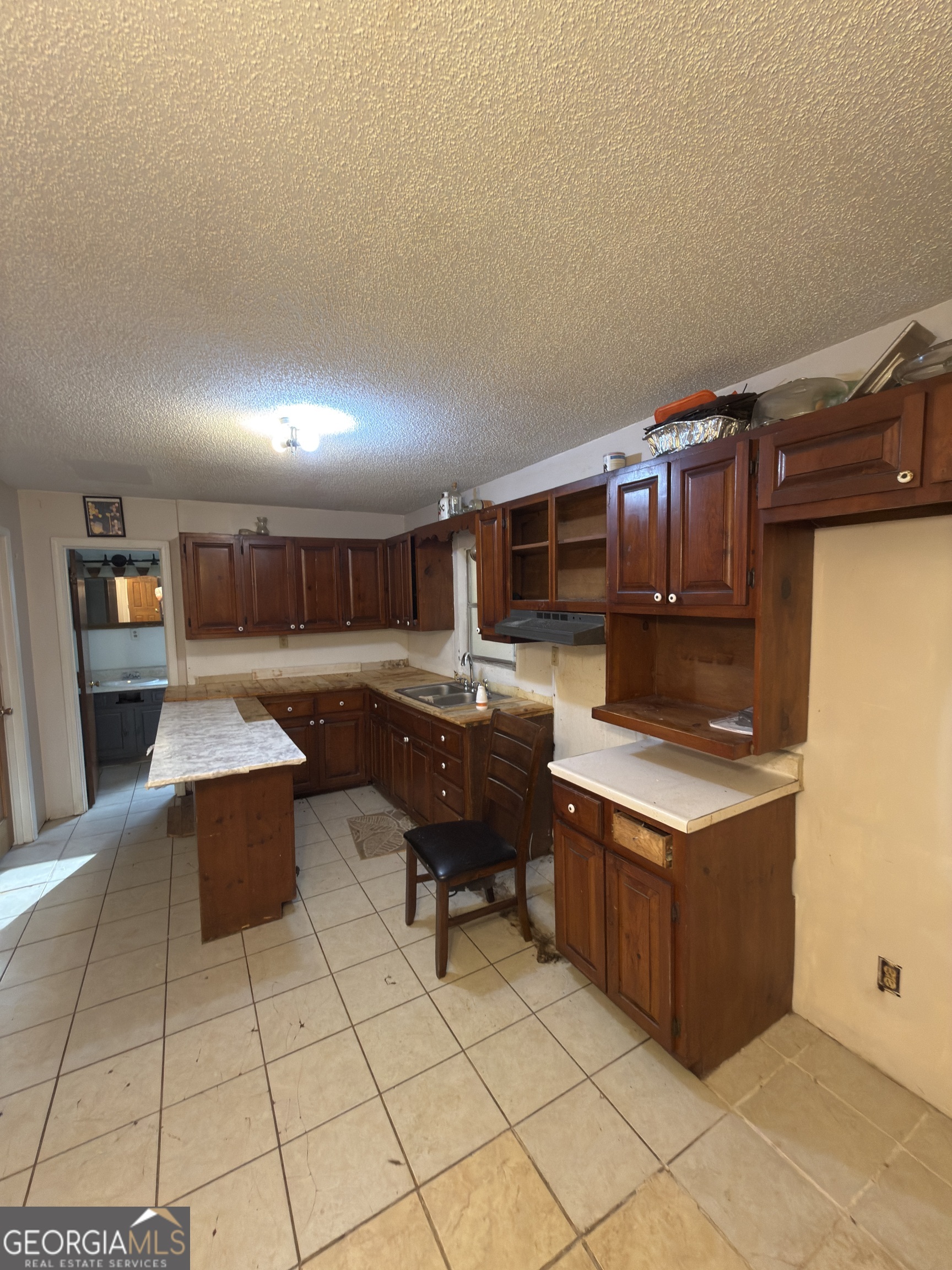 72 Ridgeview Court Lavonia, GA 30553 - Photo 14 of 47 a kitchen with stainless steel appliances kitchen island granite countertop a refrigerator and a stove