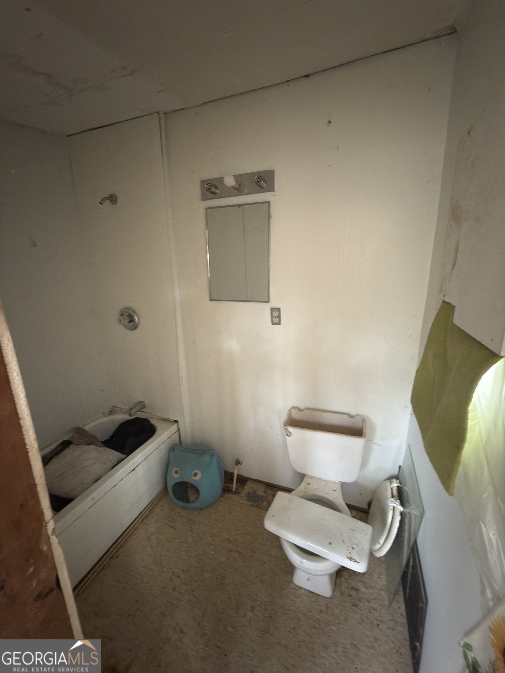 72 Ridgeview Court Lavonia, GA 30553 - Photo 31 of 47 a bathroom with a toilet and a sink