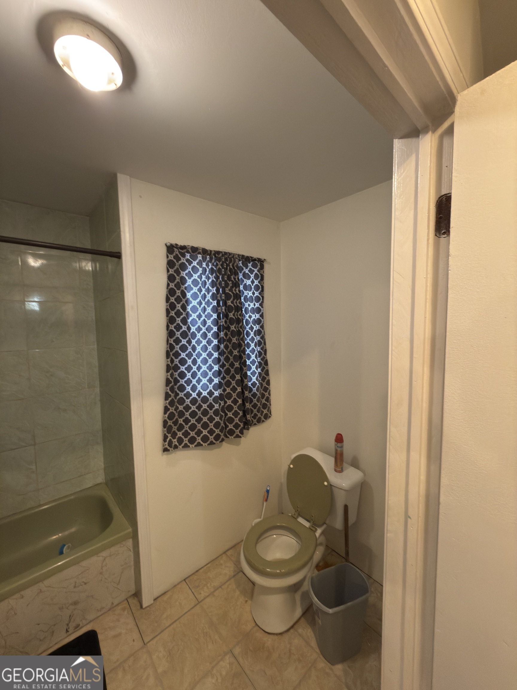 72 Ridgeview Court Lavonia, GA 30553 - Photo 38 of 47 a bathroom with a toilet and shower