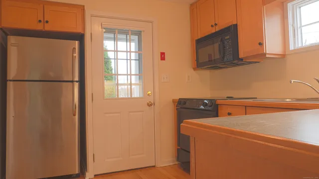 $1,950 | 3 Howard Avenue, Branford, CT 06405