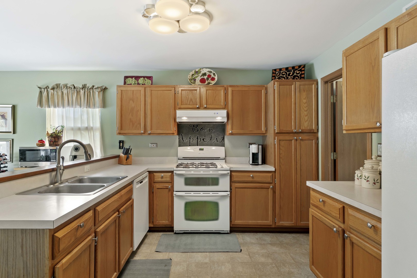374 Fox Bend Circle Bolingbrook, IL 60440 - Photo 5 of 32 a kitchen with a sink stove and refrigerator