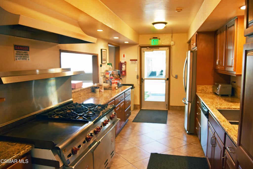 195 Tierra Rejada Road, Unit 197 Simi Valley, CA 93065 - Photo 28 of 28 a kitchen with stainless steel appliances granite countertop a stove and a refrigerator