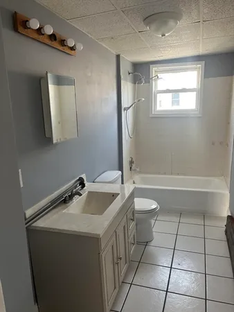 $1,650 | 246 Eagle Street, Unit 1W, Fall River, MA 02721