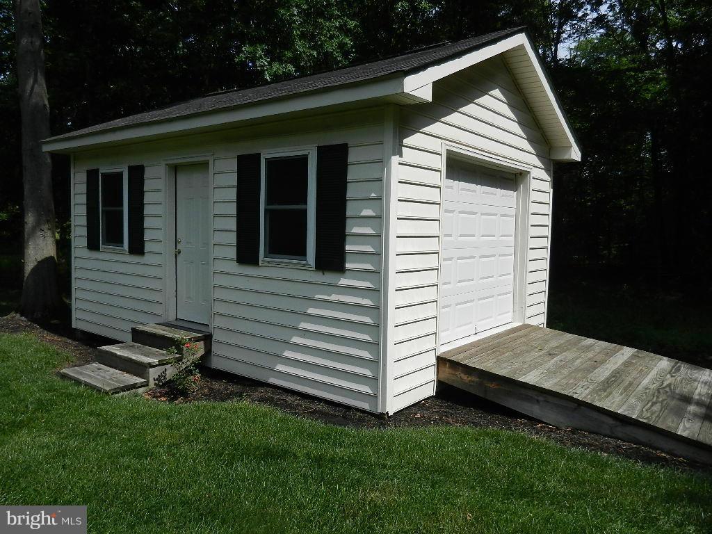 22526 Evergreen Mills Road Ashburn, VA 20148 - Photo 28 of 30 a view of backyard with a chair