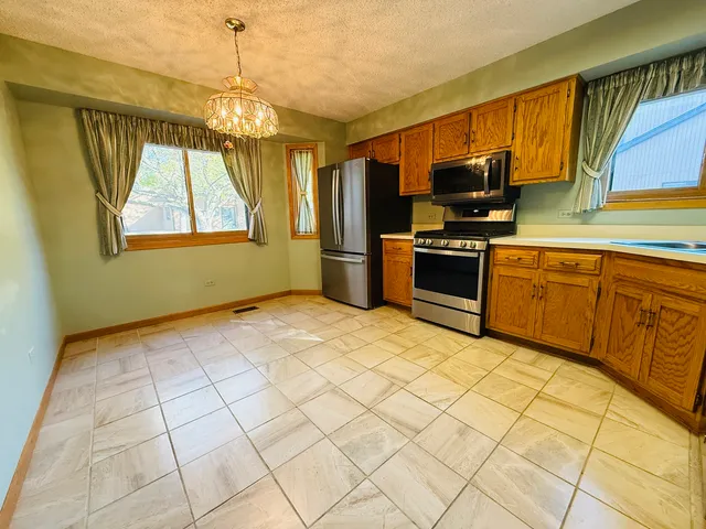 $250,000 | 1209 Lakewood Drive, Unit D, Morris, IL 60450