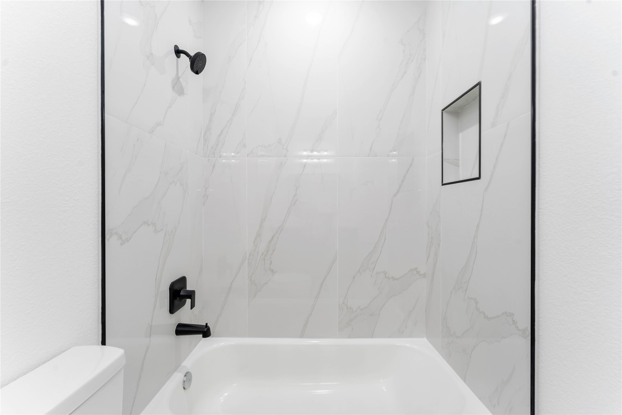 9406 Sandra Street, Unit A Houston, TX 77016 - Photo 15 of 28 a bathroom with a bathtub