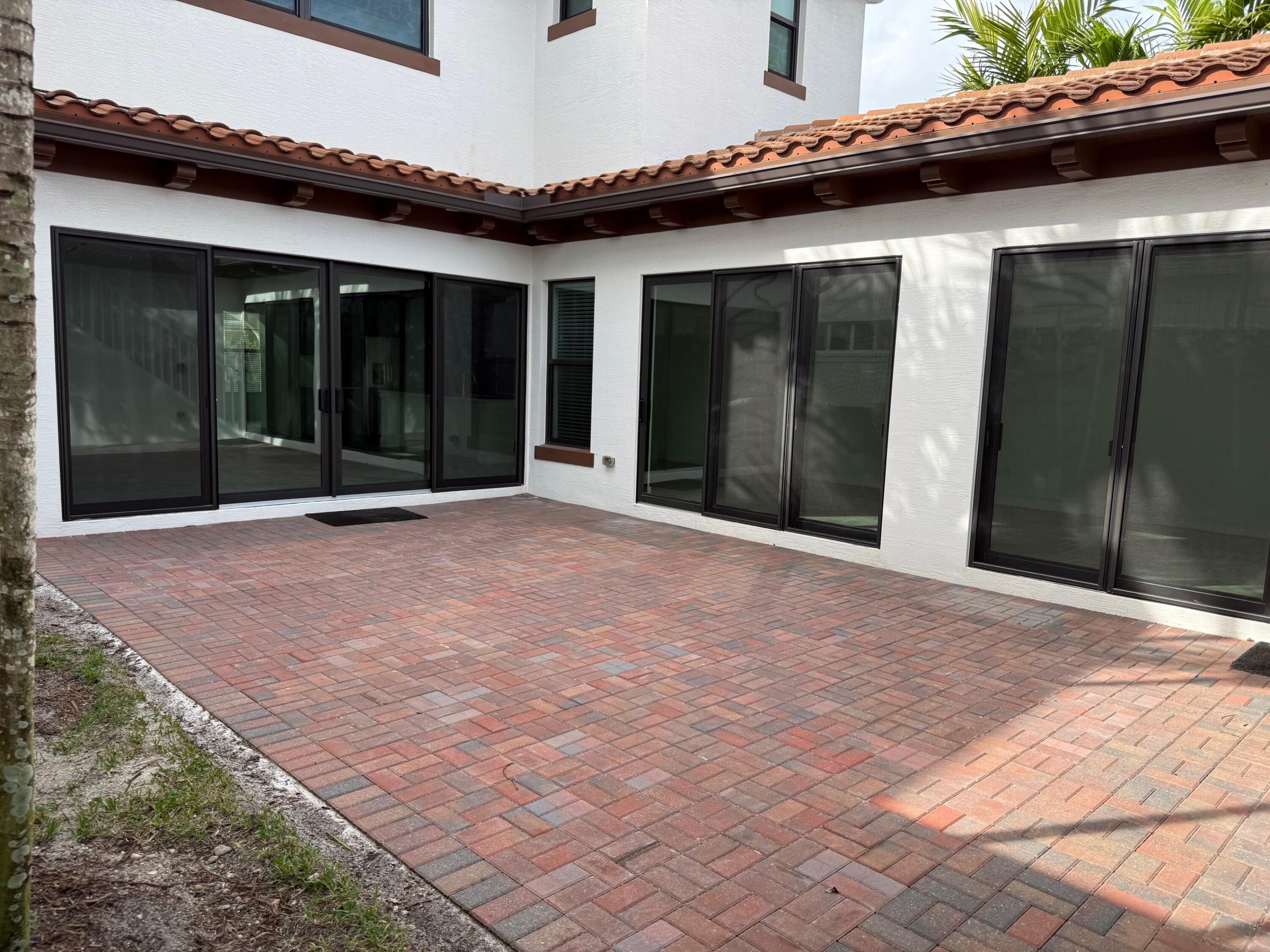 13628 Dumont Road Palm Beach Gardens, FL 33418 - Photo 36 of 44 a backyard of a house