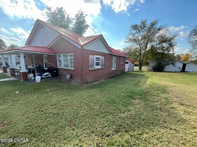 a view of a yard in front of house