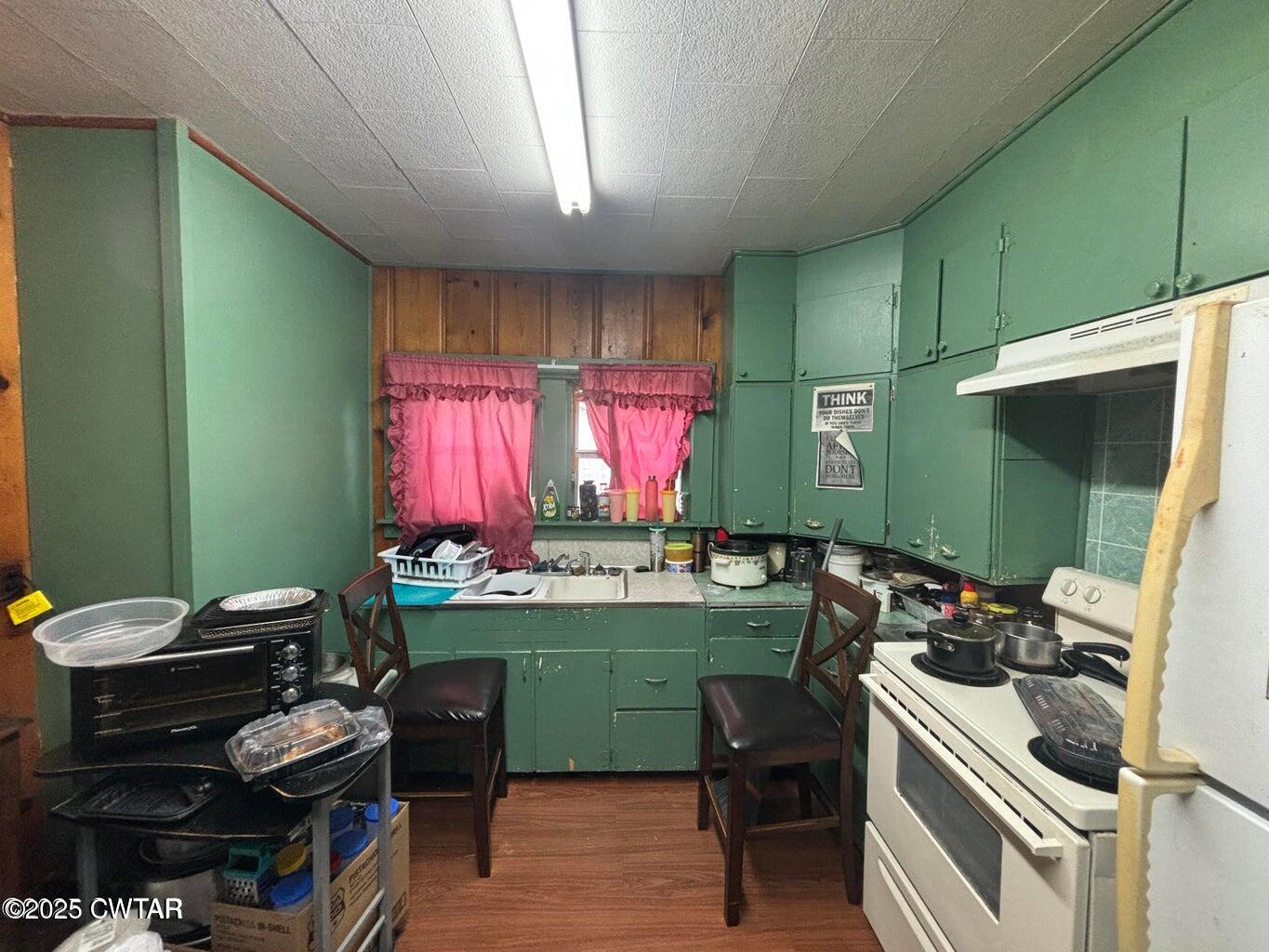 52 South Pleasant Street Decaturville, TN 38329 - Photo 20 of 46 a room with furniture and a window